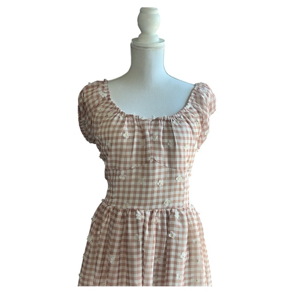 🌷 Magnolia Place — Gingham Rose Pink Dress with Daisy Accent - Picture 1 of 4